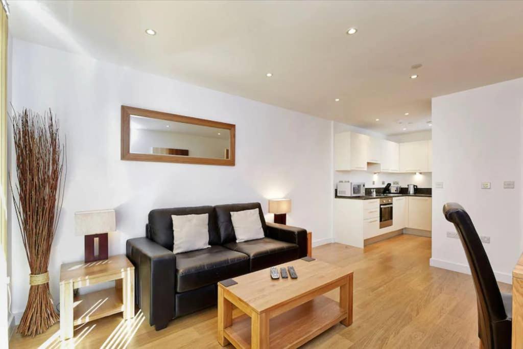 Modern Apartment At Slough Station, London In 18 Mins! Exterior photo